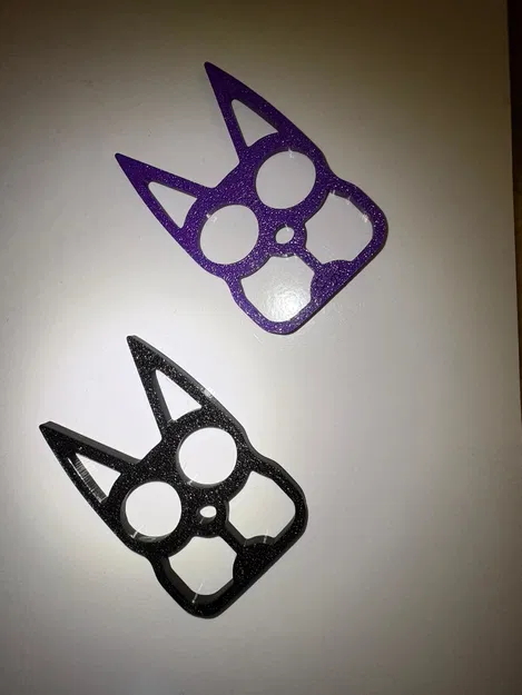 Móc khóa Cat Eyes dạng two-finger brass knuckles - Image 1