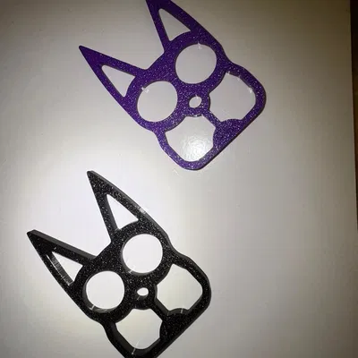 Móc khóa Cat Eyes dạng two-finger brass knuckles