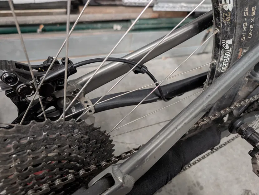 Kona Satori 2013: Guide dây dầu phanh sau cho heo Shimano đời mới (đi dây trong) - Image 2