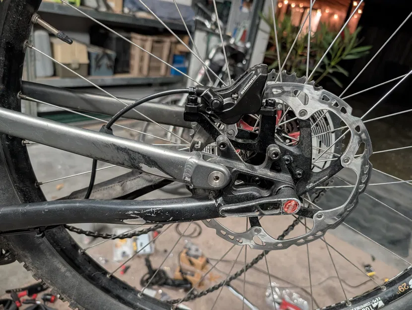 Kona Satori 2013: Guide dây dầu phanh sau cho heo Shimano đời mới (đi dây trong) - Image 3