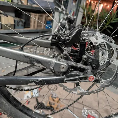 Kona Satori 2013: Guide dây dầu phanh sau cho heo Shimano đời mới (đi dây trong)