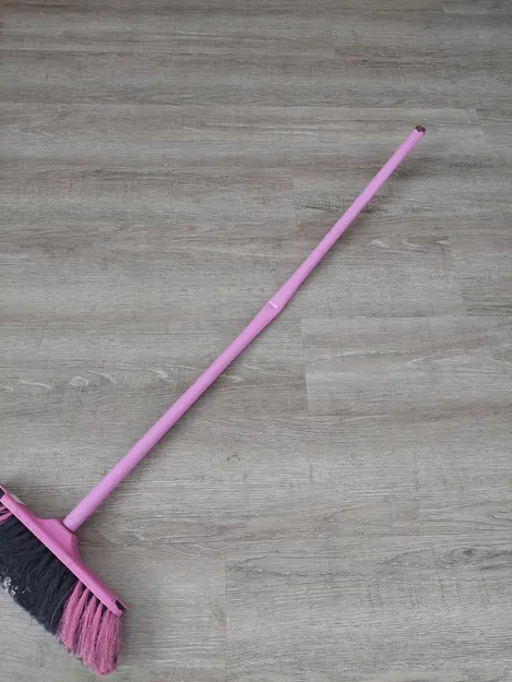 Oprava koštěte – chi tiết sửa cán chổi bị gãy - Image 1