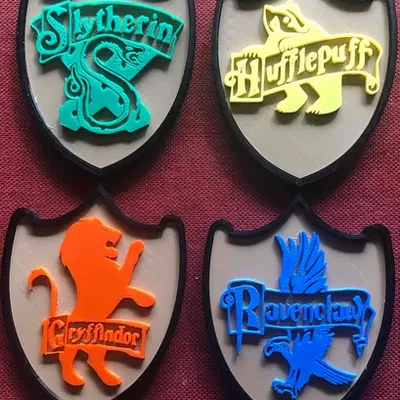 Huy hiệu các nhà Harry Potter và hộp đựng