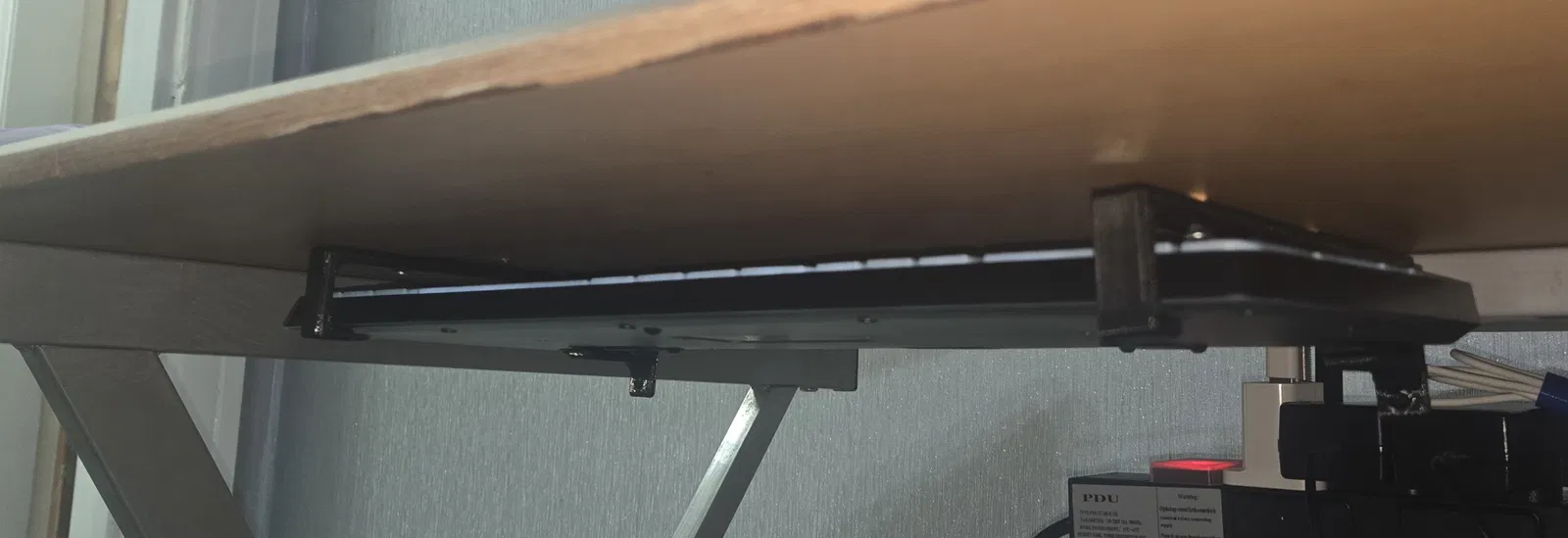 Giải pháp cất bàn phím kín đáo dưới gầm bàn - Image 5