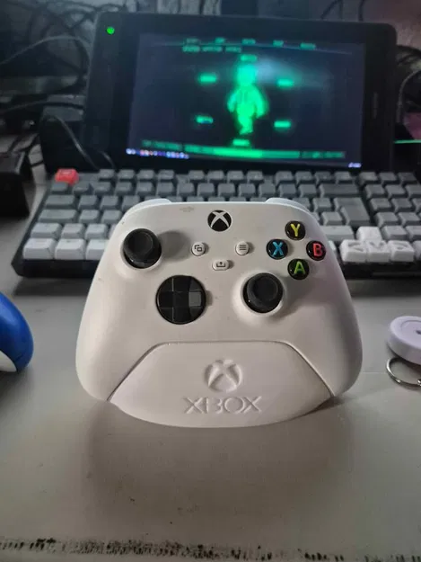 Kệ đỡ tay cầm Xbox kèm ngăn pin AA và logo XBOX phía trước - Image 1
