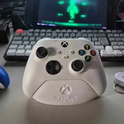 Kệ đỡ tay cầm Xbox kèm ngăn pin AA và logo XBOX phía trước