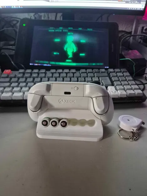 Kệ đỡ tay cầm Xbox kèm ngăn pin AA và logo XBOX phía trước - Image 2