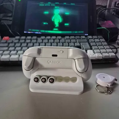 Kệ đỡ tay cầm Xbox kèm ngăn pin AA và logo XBOX phía trước