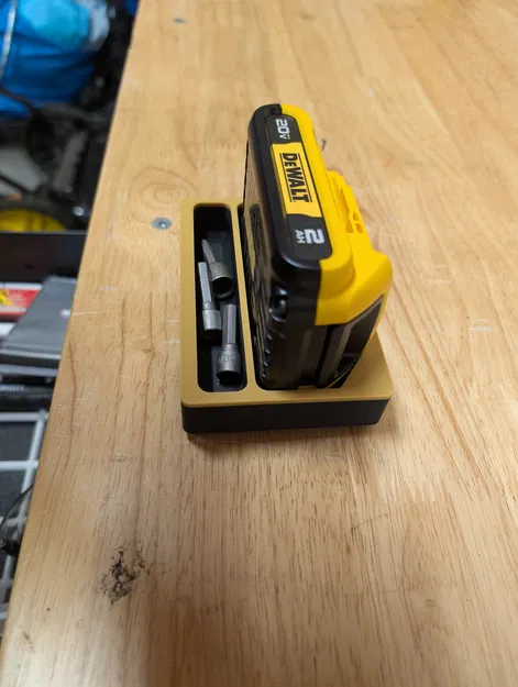 Khay Gridfinity pin DEWALT 20V MAX 2Ah + ngăn chứa phụ - Image 1
