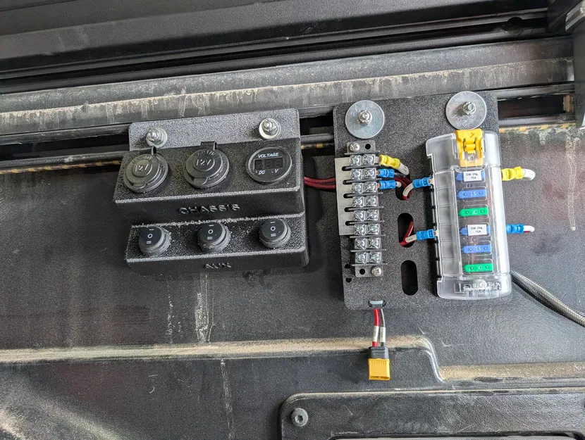 Panel Điện Bedrail Thùng Xe Tacoma (Ổ 12V & Cầu Chì) - Image 3