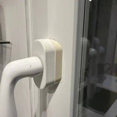 Giá đỡ căn chỉnh tay nắm cửa sổ (Window handle alignment bracket)