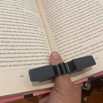 Gác ngón cái giữ sách Batman (Batman book thumb support)