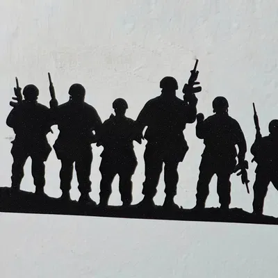 Shadow Soldiers – Bóng đổ treo tường 2D tối giản cho góc Gaming