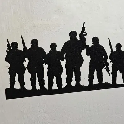 Shadow Soldiers – Bóng đổ treo tường 2D tối giản cho góc Gaming