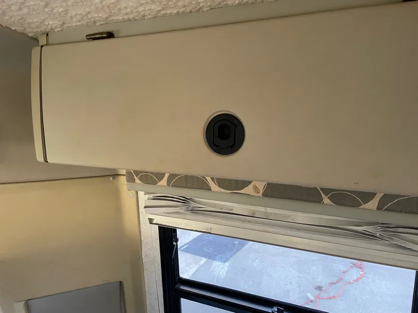 Chốt cửa tủ kéo ngón tay Rialta (Rialta Finger Pull Cabinet Latch) - Image 2