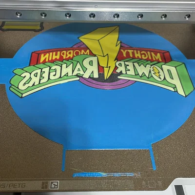 Tấm plate sàn với logo “Migthy Morphin”