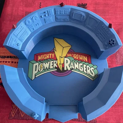 Tấm plate sàn với logo “Migthy Morphin”