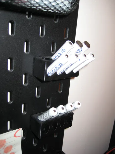 Giá treo pegboard SKÅDIS giữ 8 pin AAA X8 - Image 1