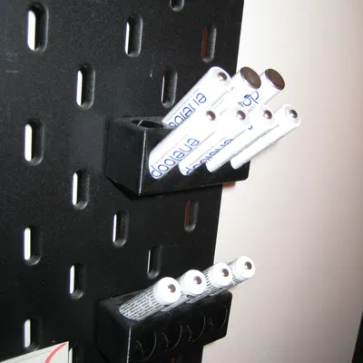 Giá treo pegboard SKÅDIS giữ 8 pin AAA X8