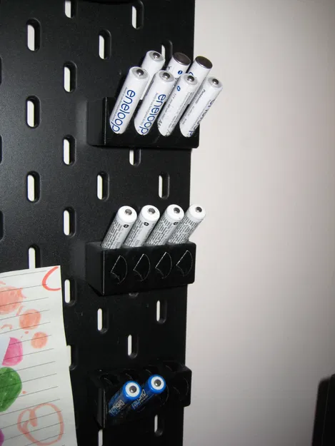 Giá treo pegboard SKÅDIS giữ 8 pin AAA X8 - Image 2