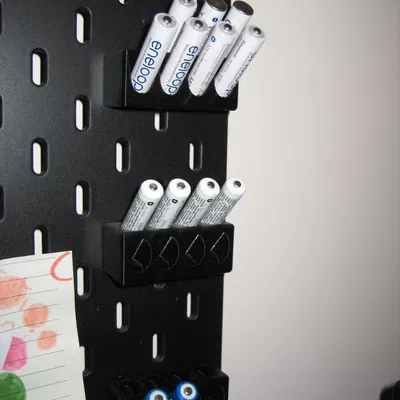 Giá treo pegboard SKÅDIS giữ 8 pin AAA X8