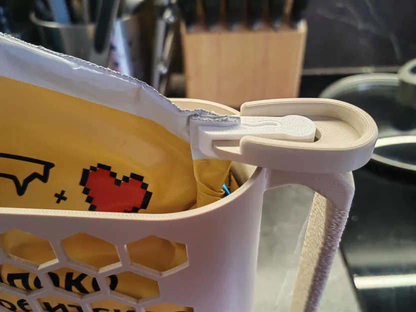 Giá đỡ bịch sữa/nước ép 1L PET kèm clip - Image 2