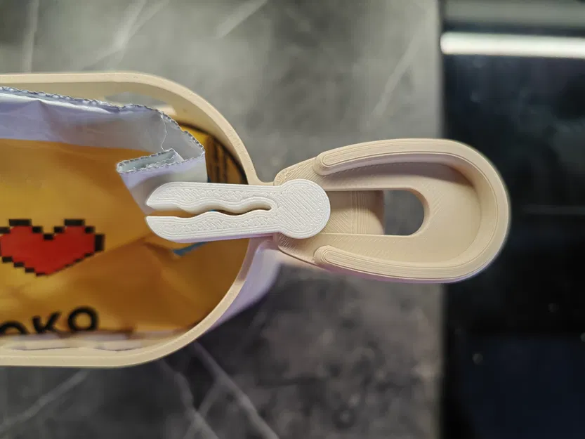 Giá đỡ bịch sữa/nước ép 1L PET kèm clip - Image 3