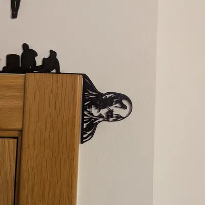 Wallart góc tường Max nghĩa trang & cánh cửa Vecna