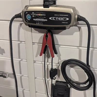 Giá treo sạc CTEK cho Slatwall (CTEK Charger Mount for Slatwall)