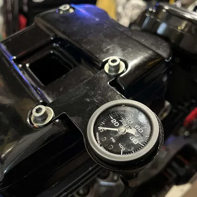 Giá đỡ đồng hồ áp suất dầu (Oil Pressure Gauge Mount)