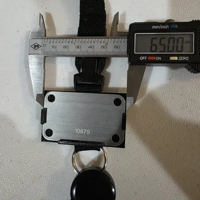 Kẹp giữ tab nhỏ gài lên dây đeo (lanyard)