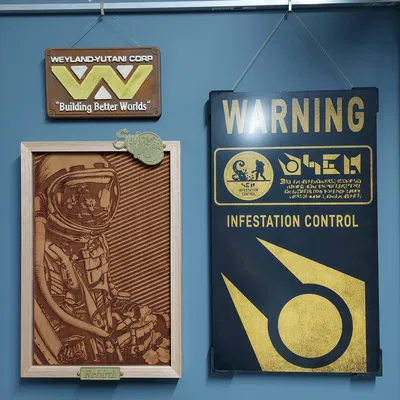 Bảng Treo Tường Weyland-Yutani (Weyland-Yutani Wall Plaque)