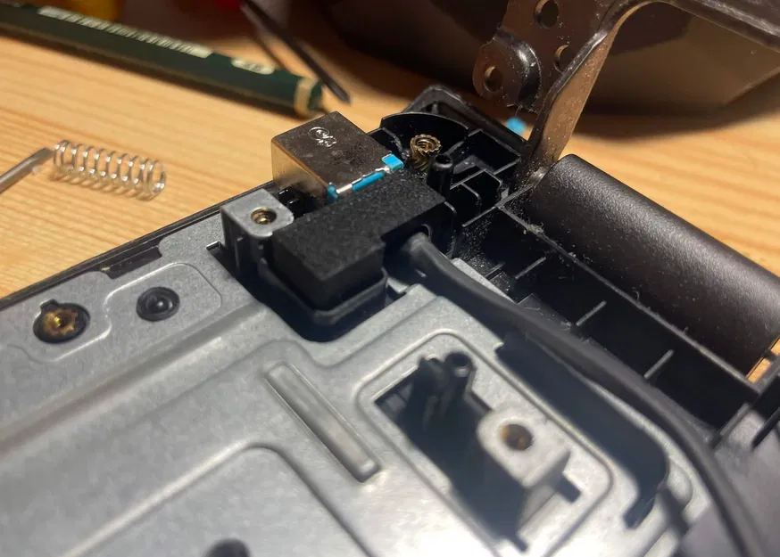 Chốt chặn chống xê dịch cổng sạc Acer Aspire E5-774 - Image 1