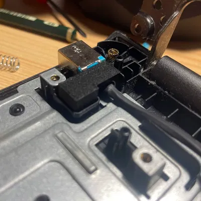 Chốt chặn chống xê dịch cổng sạc Acer Aspire E5-774