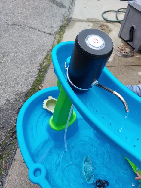 Giá đỡ máy bơm cho bàn chơi nước Step2 (Water table pump mount) - Image 1