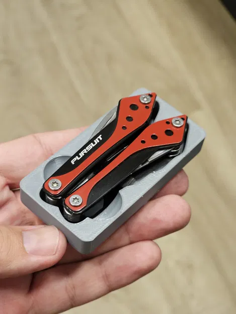 Khay giữ multitool Pursuit kiểu Gridfinity (GRIDFINITY PURSUIT MULTITOOL HOLDER) - Image 1