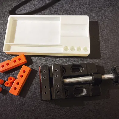 Gridfinity Mini Vise Holder – Khay/Ngăn giữ ê-tô mini