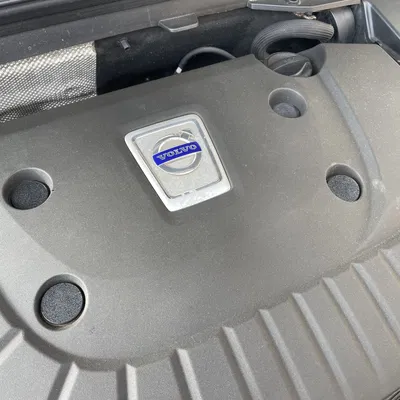 Tay cầm nắp che động cơ Volvo (Volvo engine cover handle)