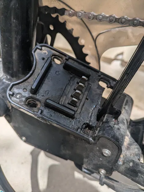 Tấm plate giữ pin dưới yên xe đạp điện GOCIO - Image 1