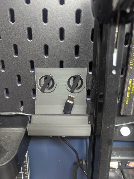 Giá đỡ điện thoại Skadis có lỗ luồn dây sạc - Image 1