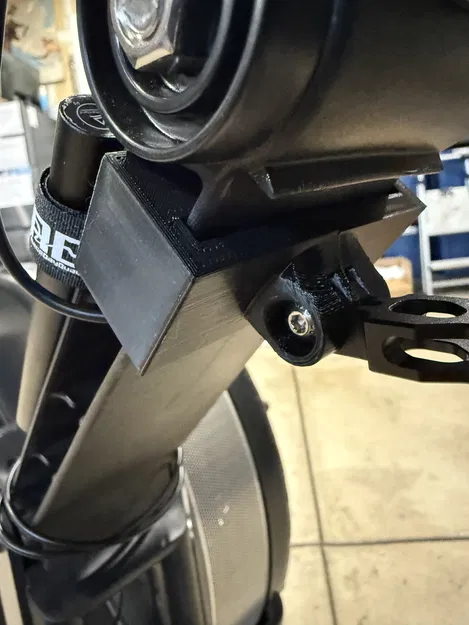 Ngàm gắn phụ kiện Concept 2 trên tay đỡ màn hình (Display Arm) - Image 1