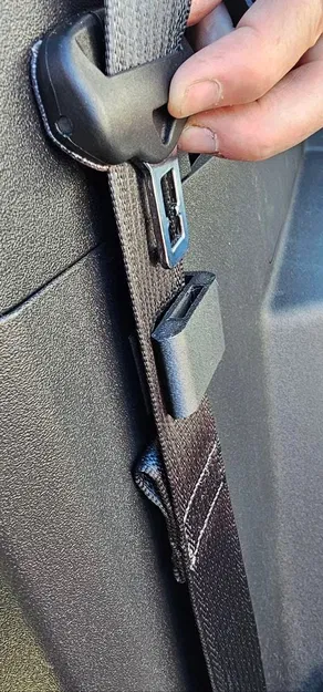 Ngàm giữ dây an toàn ghế sau - Image 1