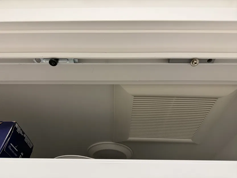 Pát (bracket) ray trên cho cửa gấp đôi (Bifold door top rail bracket) - Image 1