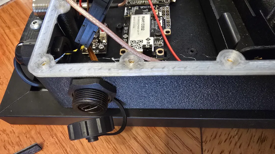 Vỏ Voltaic v1 thêm lỗ cho breather và cổng USB CAZN - Image 1