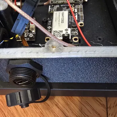 Vỏ Voltaic v1 thêm lỗ cho breather và cổng USB CAZN