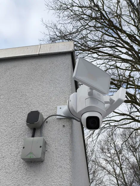 Giá đỡ Eufy E30 Floodlight để lắp ở góc nhà - Image 1