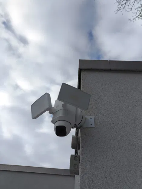 Giá đỡ Eufy E30 Floodlight để lắp ở góc nhà - Image 2