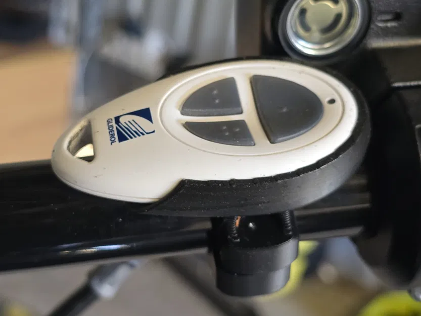 Giá kẹp gắn ghi-đông giữ remote cửa gara Gliderol - Image 1