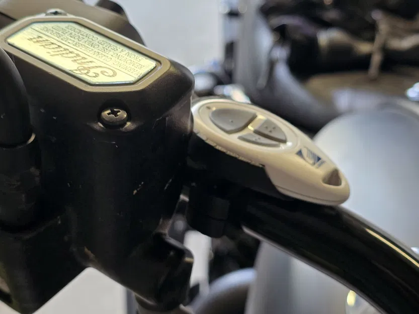 Giá kẹp gắn ghi-đông giữ remote cửa gara Gliderol - Image 3