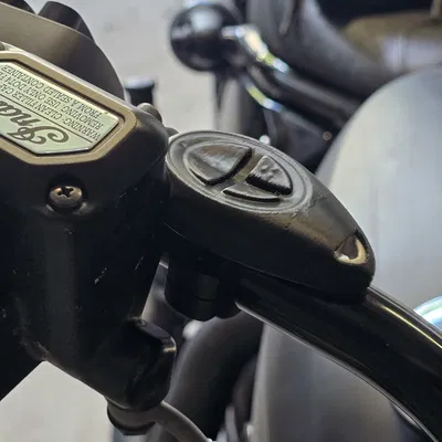 Giá kẹp gắn ghi-đông giữ remote cửa gara Gliderol